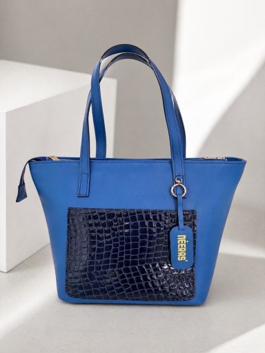 Prezzo 98.50€ Borsa blu con dettagli in pelle croco e manici, elegante e moderna.