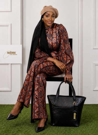 NEERAS' Vayen #4 – Nero Croco Borsa NEERAS' Vayen #4 – Look nero croco, pelle italiana, design artigianale africano